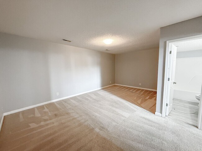 Building Photo - 4 Bedroom 3 Bathroom Home!