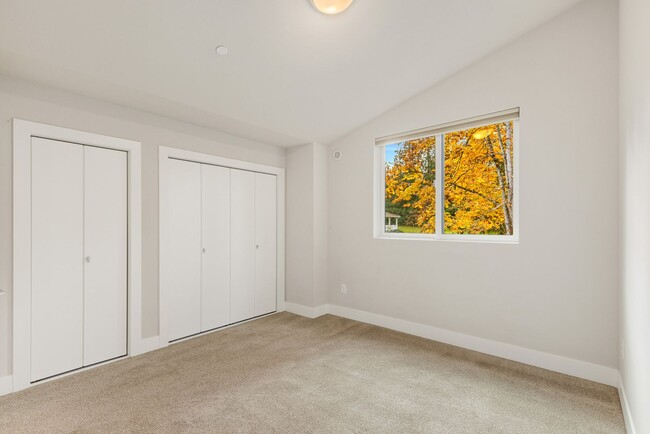 Building Photo - Sammamish 2 Bedroom 2.5 Bath Townhouse wit...