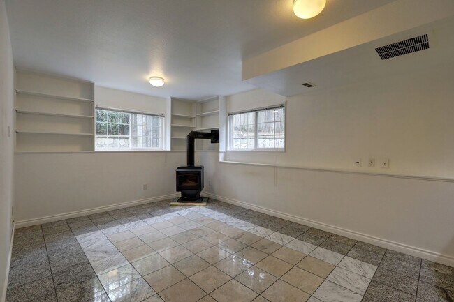 Building Photo - Stunning 3BR 1.75 BA Sammamish Home.  Rece...