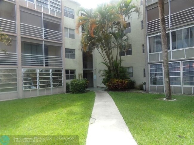 Building Photo - 1830 N Lauderdale Ave
