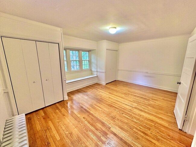 Building Photo - Spacious 6 bedroom 3.5 bath Tudor Townhouse w/Deck close to Georgetown University & Hospital