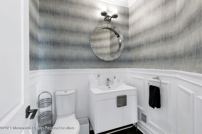 Building Photo - 2211 3rd Ave