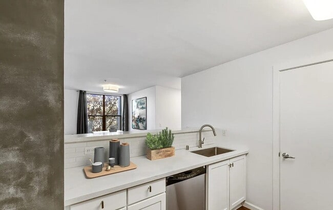 Building Photo - Experience San Francisco, your way with attractions in the heart of The City