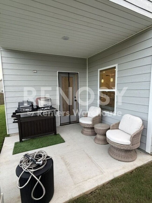Building Photo - The fully furnished 3 Bedroom 3 bath home is just what you need!
