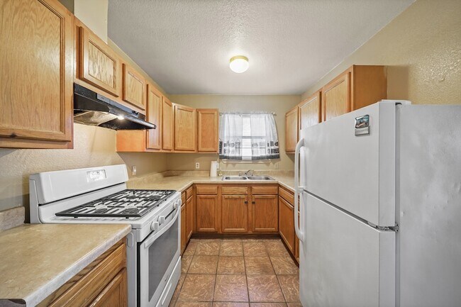 Building Photo - 4636 Mayflower St