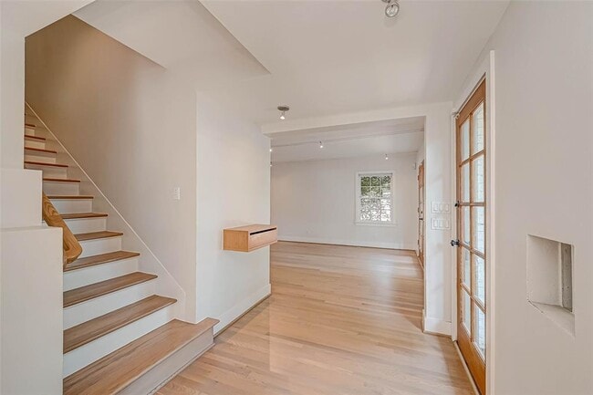 Building Photo - 2346 Dunstan Rd