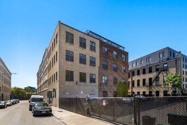 Building Photo - 10 Williams St