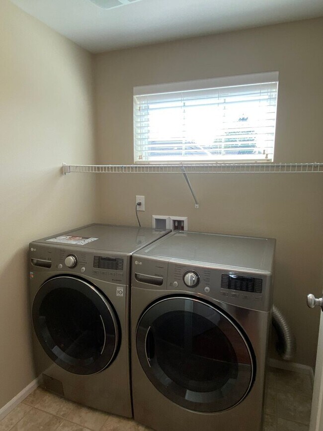 Building Photo - 4 Bed  2.5 Bath Redmond Townhome