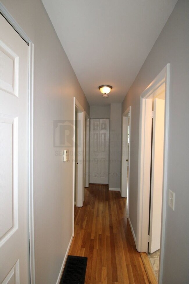 Building Photo - 15 Redden St