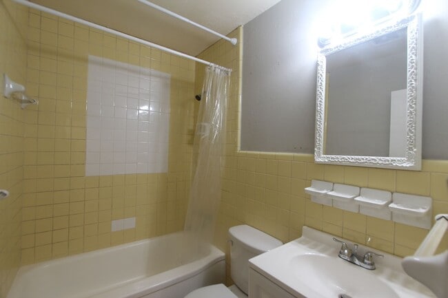 Building Photo - 3 Bedroom, 1.5 Bath! New on the Market!  B...