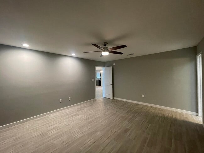 Building Photo - 419 Primrose Cir