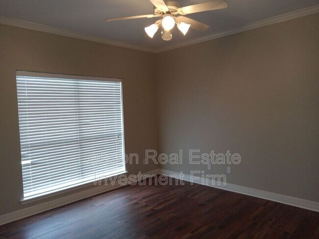 Building Photo - 5721 S Lakeshore Dr