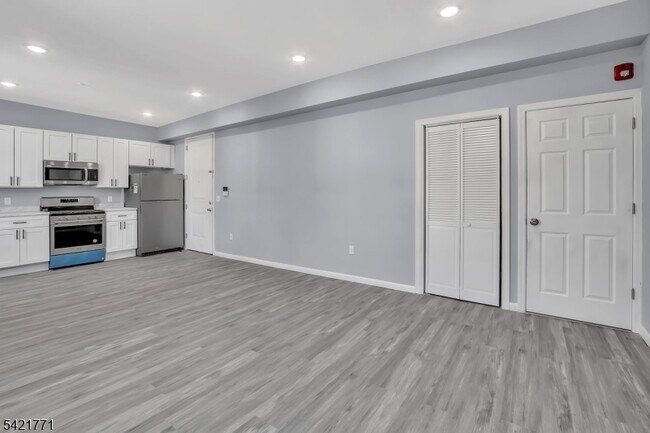 Building Photo - 155 Clifton Ave