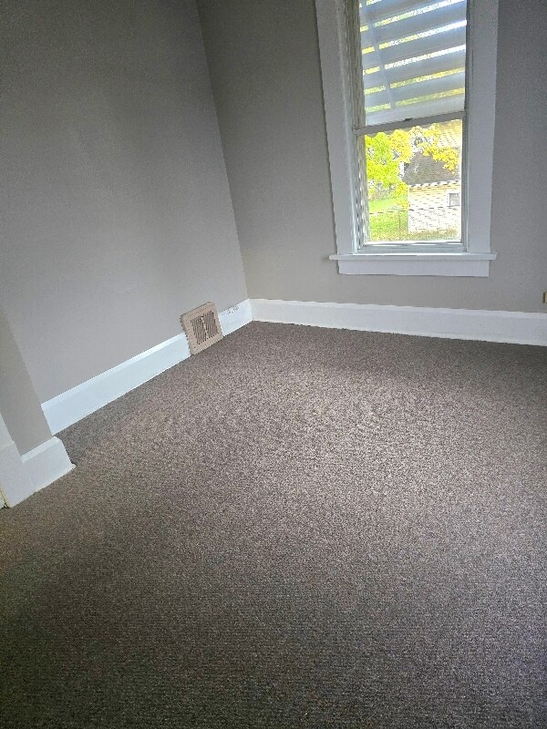 Building Photo - 2543 Mahoning Rd NE