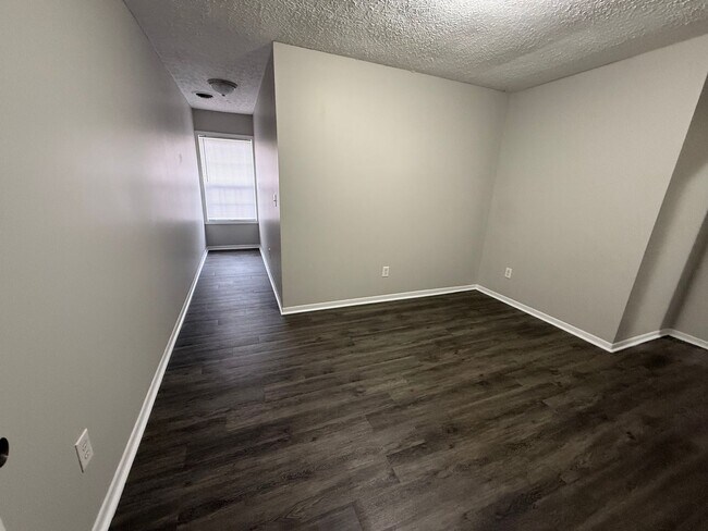 Building Photo - Cozy 2 Bedroom Garden Apartment