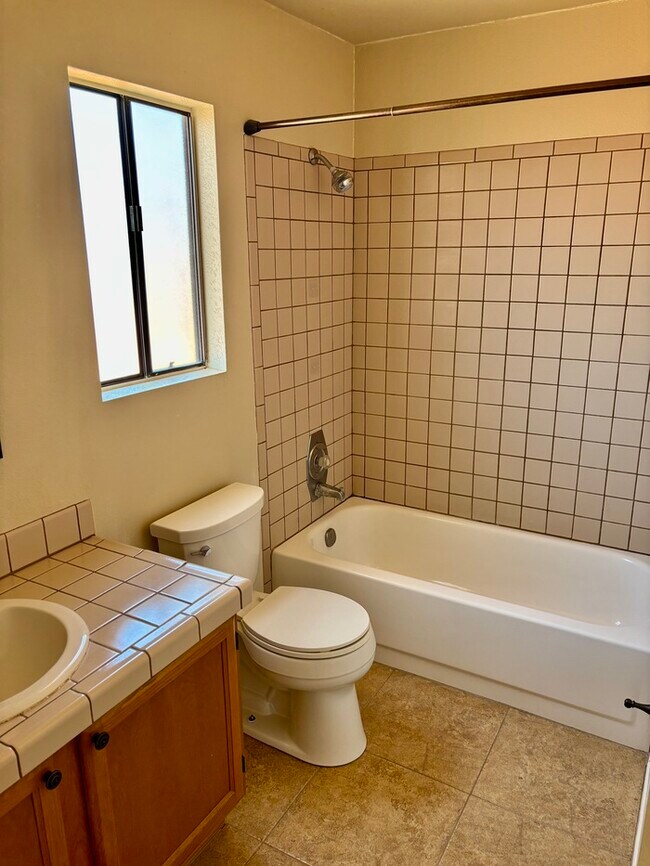 Building Photo - Charming house with 3 beds and 2 bath is n...