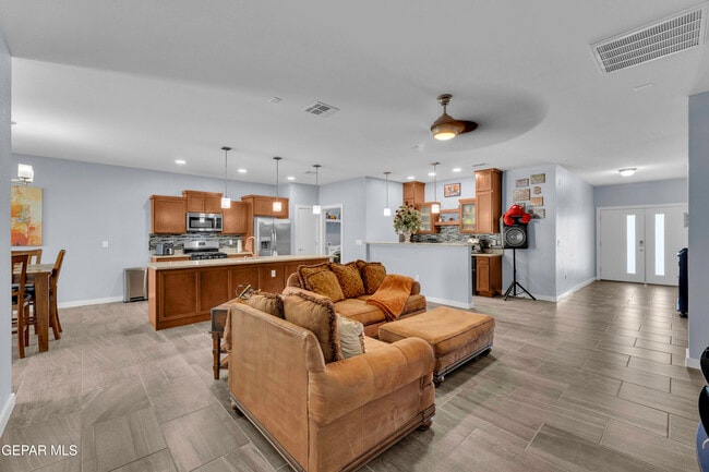 Building Photo - 12631 Mark Twain Ave