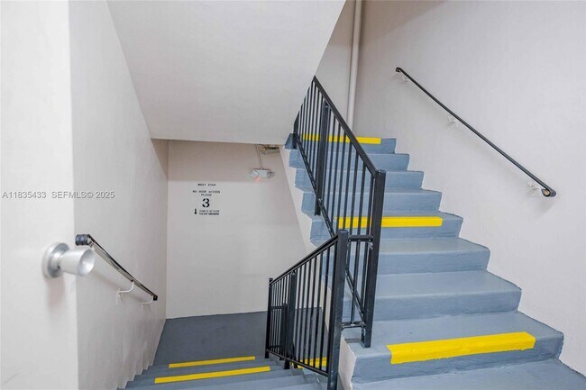 Building Photo - 2751 N Palm Aire Dr