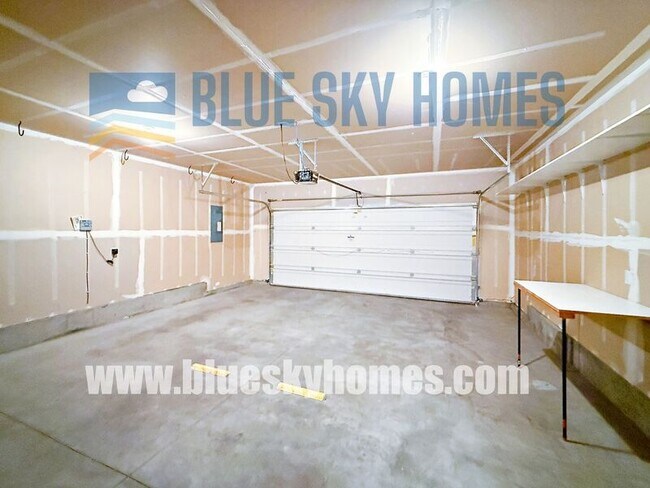 Building Photo - 5678 N Armstrong Ave