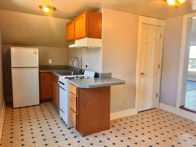 Building Photo - One Bedroom Apartment Home! Pet Friendly
