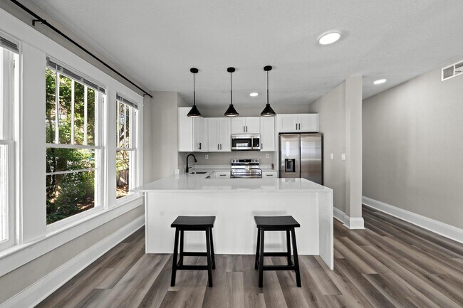 Building Photo - 1010 E Lake Ave