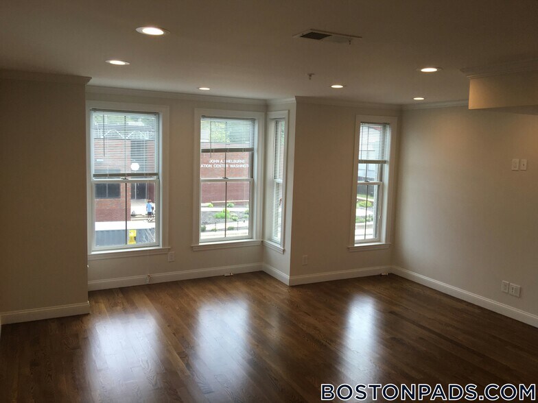 Building Photo - 2747 Washington St