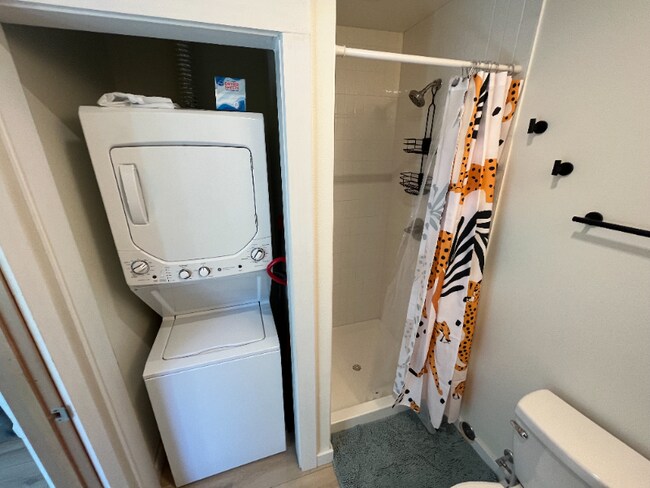 Building Photo - 632 S Rochester St