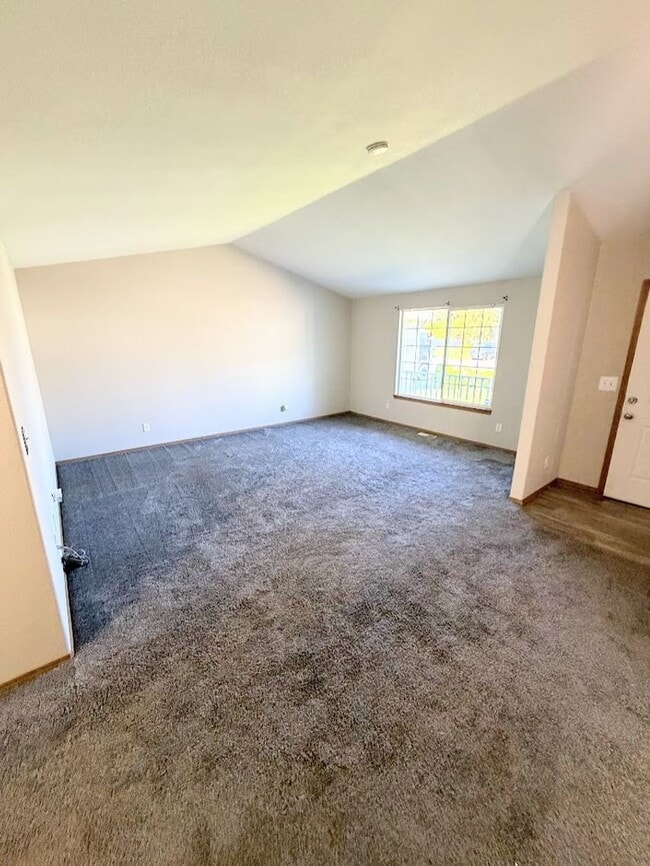 Building Photo - Spacious Keizer Home with Large Fenced Backyard