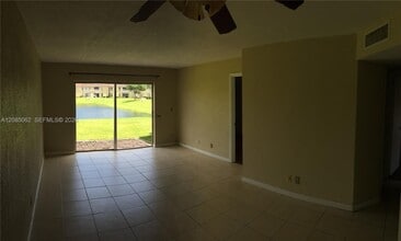 Building Photo - 909 Twin Lakes Dr