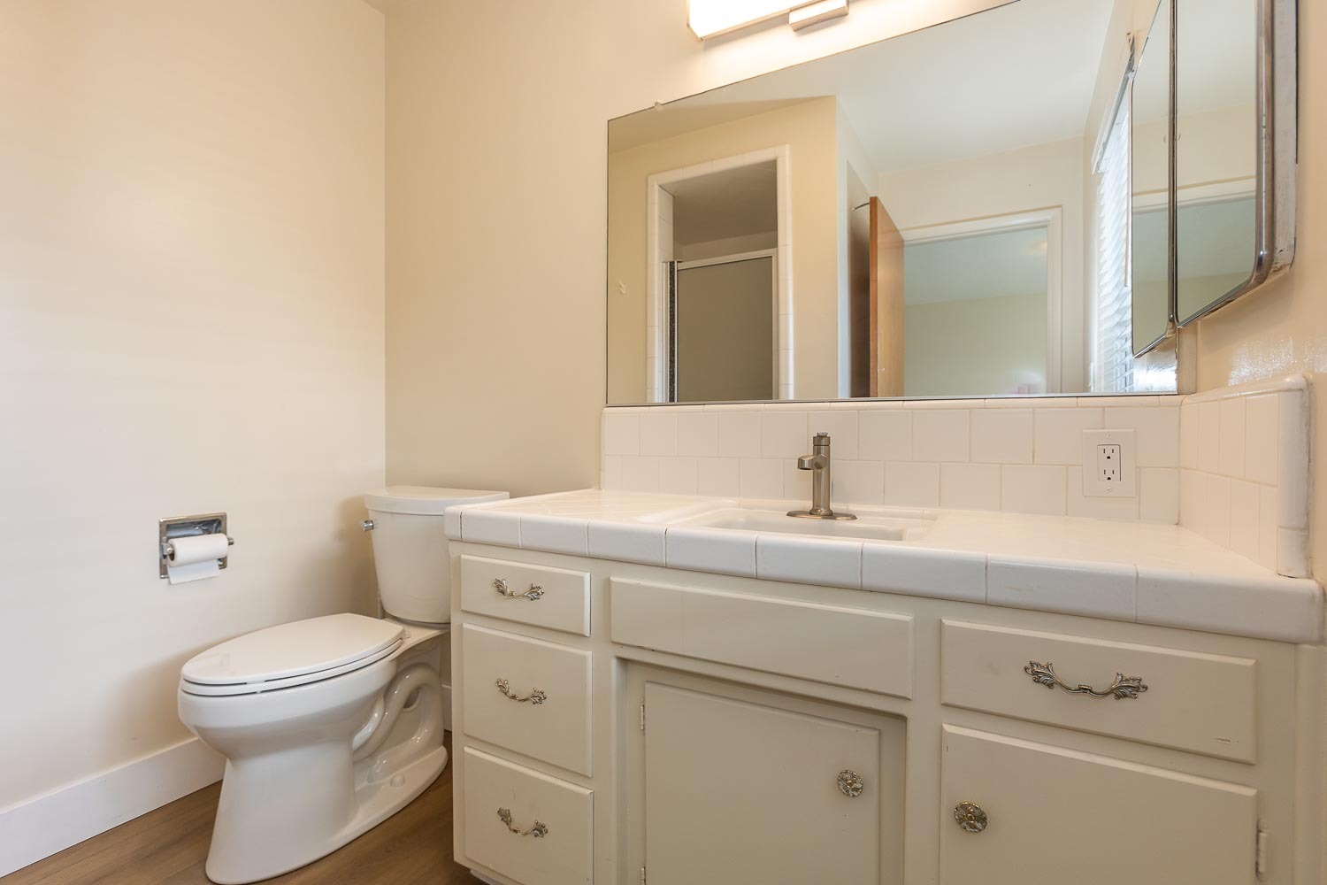 Master bath with shower - 679 Rancho Dr