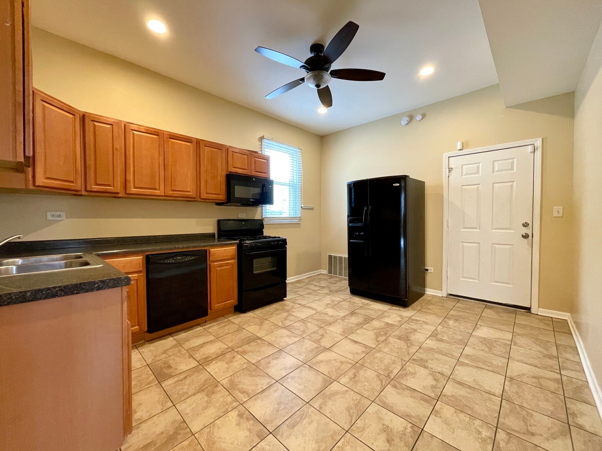 Building Photo - 2028 N Hamlin Ave