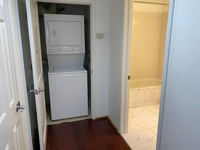 Building Photo - 2207 City Pl