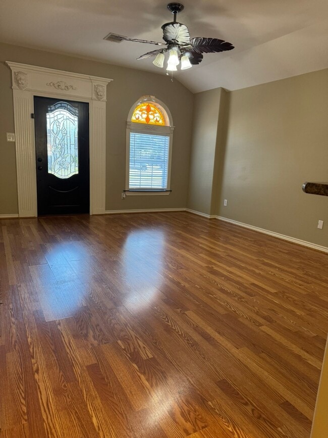 Building Photo - 34534 Lake Side Dr