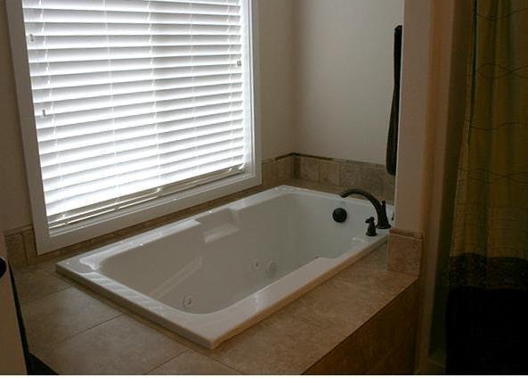 Building Photo - Spacious & Beautiful Home in Great Locatio...