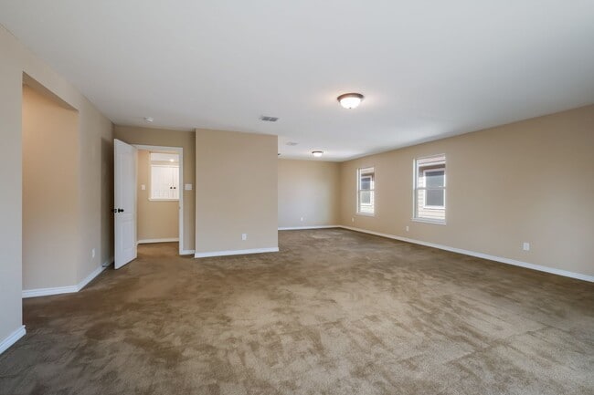 Building Photo - 4 Bedroom 2.5 Bath Ready for Move-in