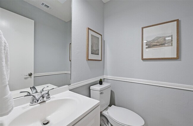 Building Photo - 512 Eberhart Ln