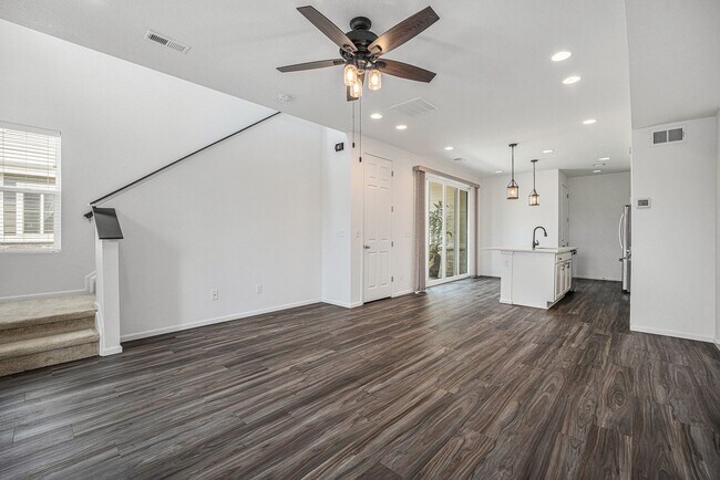 Building Photo - Spacious 3 bedroom home in the heart of Ly...