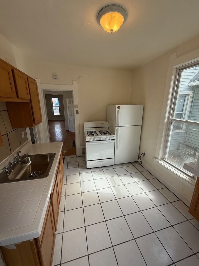 Building Photo - 1 Large Bedroom Lower Level Duplex in the heart of Brady Street.