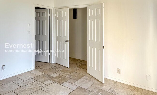 Building Photo - 9708 E Vía Linda