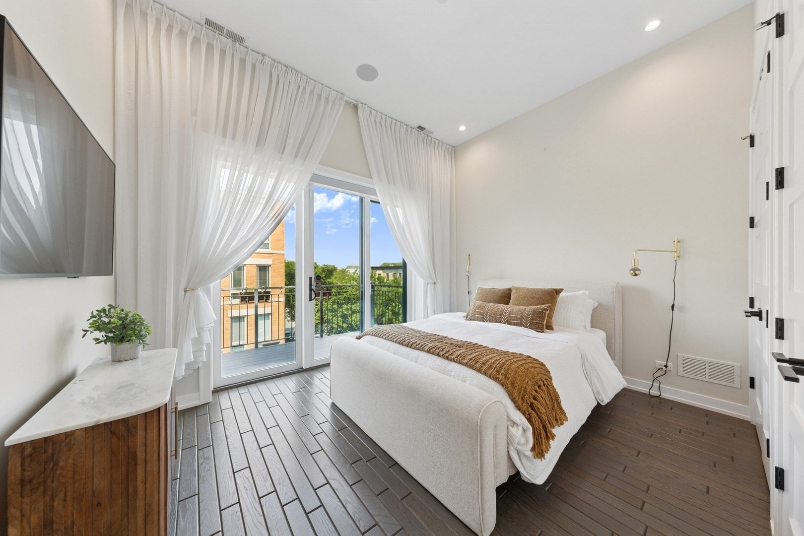 Building Photo - 2756 N Magnolia Ave