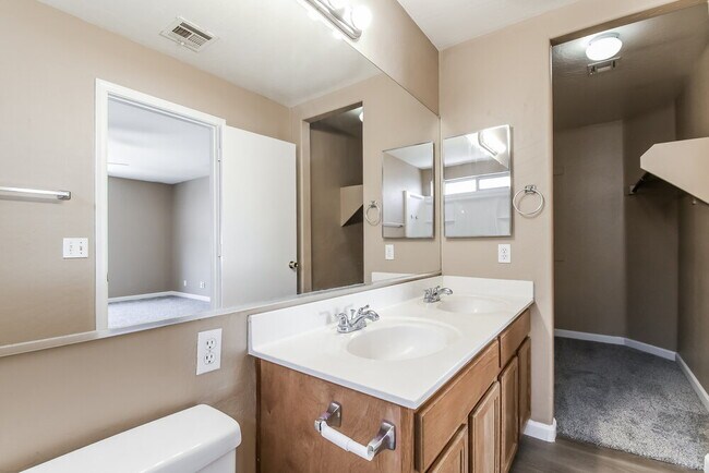 Building Photo - 527 N Bailey Cir