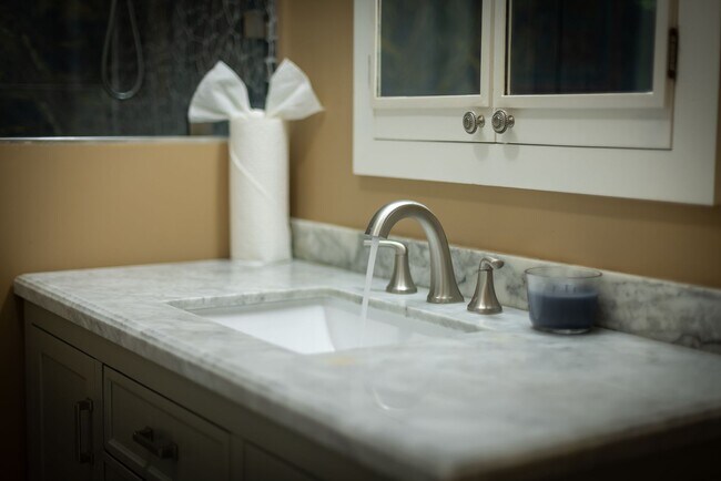 Building Photo - Cozy 2 Bedroom Cottage with Lush Gardens