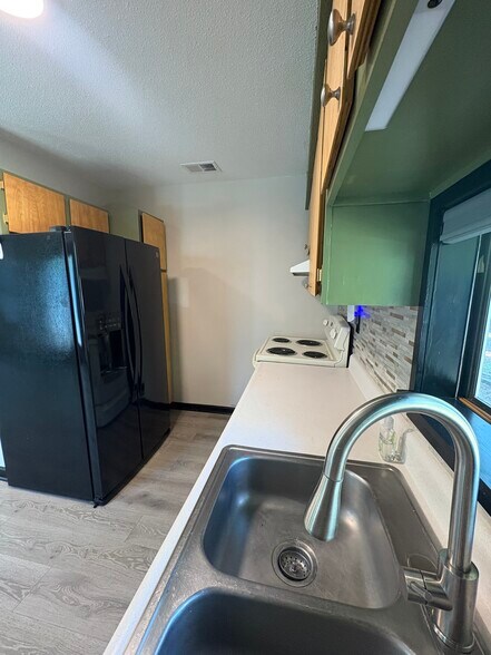 Kitchen - 613 E Williams Ave