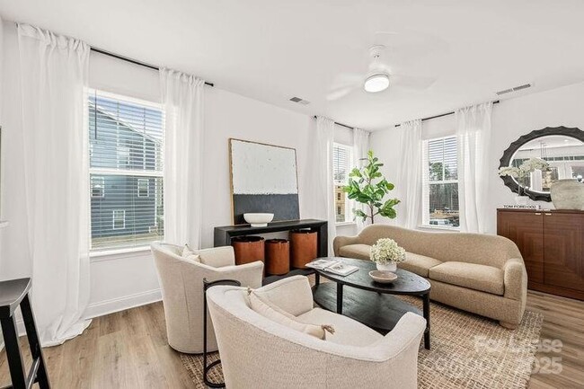 Building Photo - 1018 Fairway Green Ln