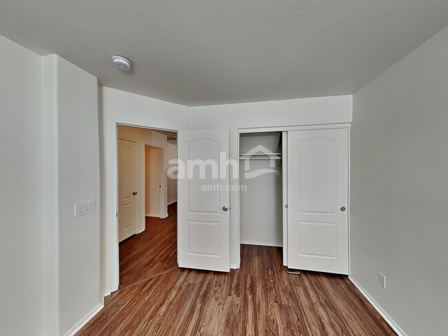 Building Photo - 466 E Penny Ln