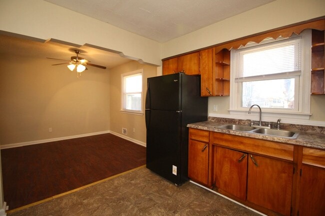 Building Photo - Super 3-brm stone ranch with basement in e...