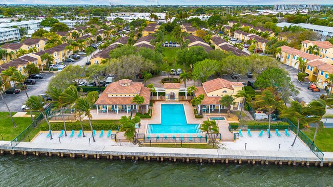 Building Photo - 1060 Lake Shore Dr