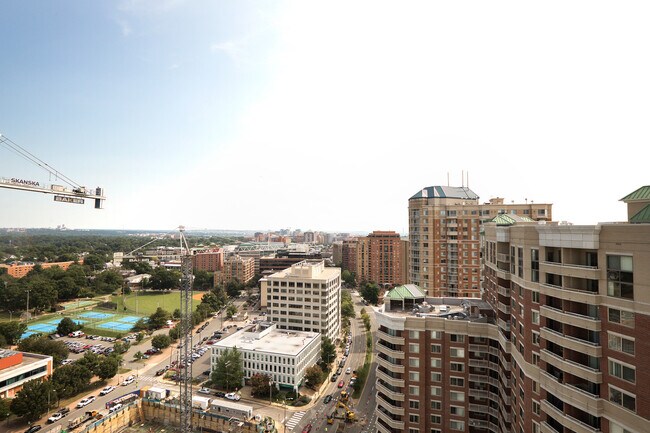 Building Photo - 4000 Fairfax Dr