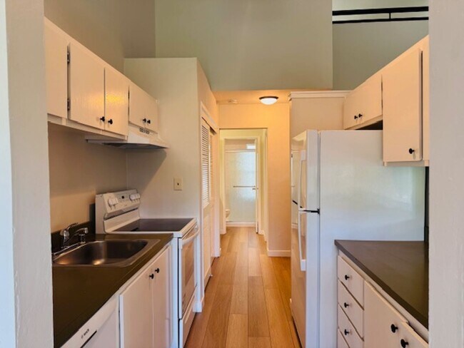 Building Photo - Spacious Two story 2 bedroom, 2 bath Condo. Move-In ready!!