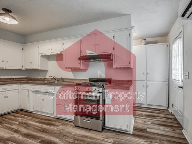 Building Photo - 224 W 5th St